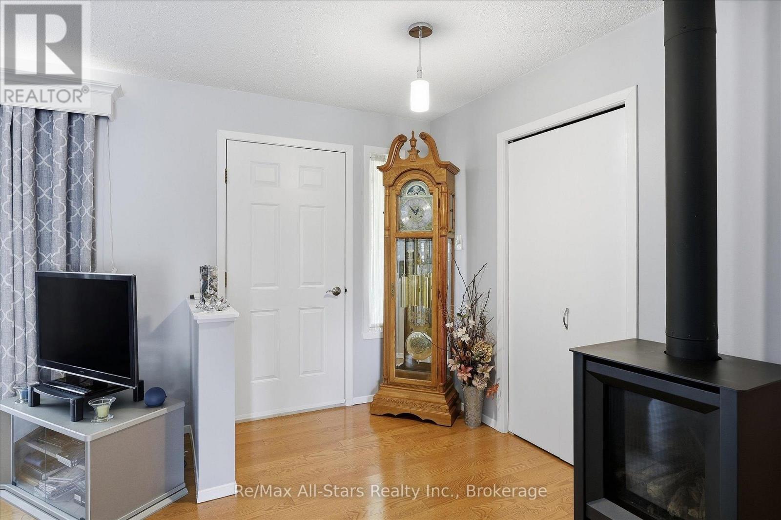 10 EMILY STREET N - 4