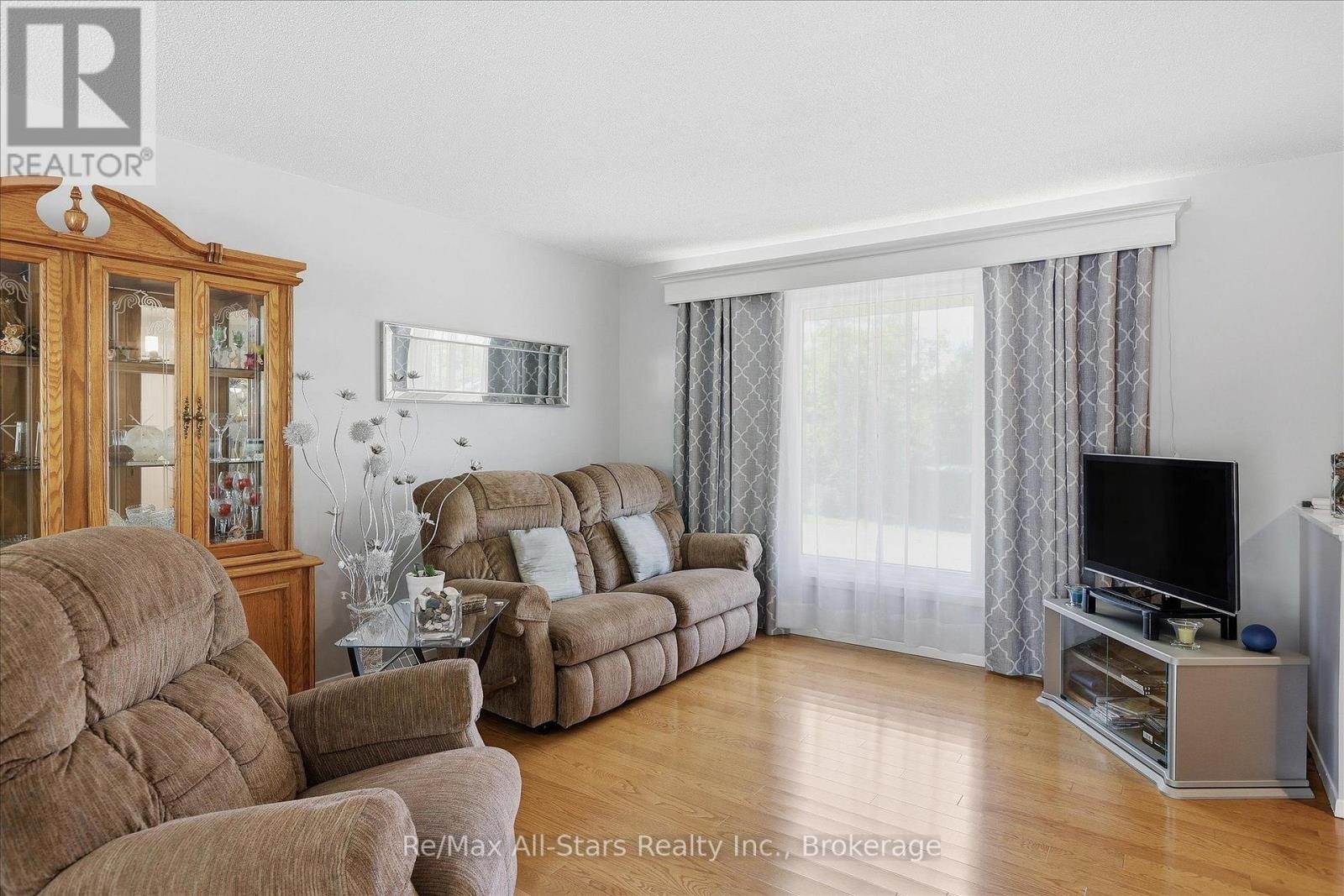 10 EMILY STREET N - 5