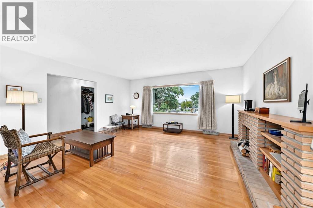 14 Carnarvon Way NW - photo 5