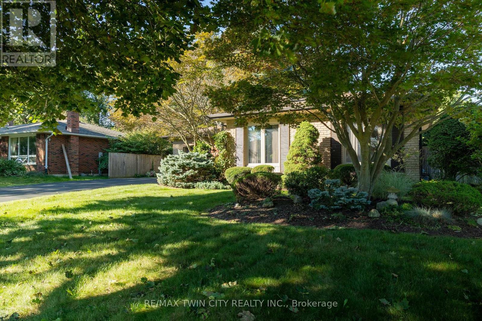 78 BERKLEY CRESCENT - 2