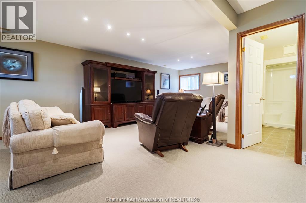 7 FROBISHER COURT - 25