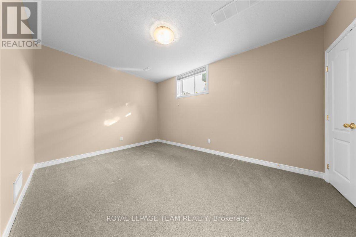 6 AMBERLAKES DRIVE - 18