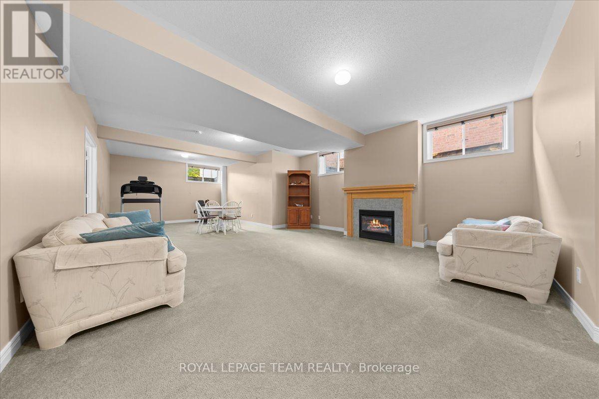 6 AMBERLAKES DRIVE - 28