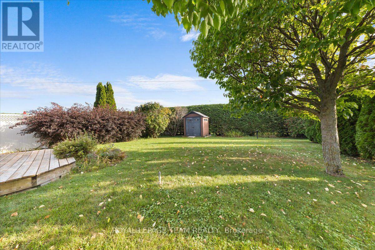 6 AMBERLAKES DRIVE - 32