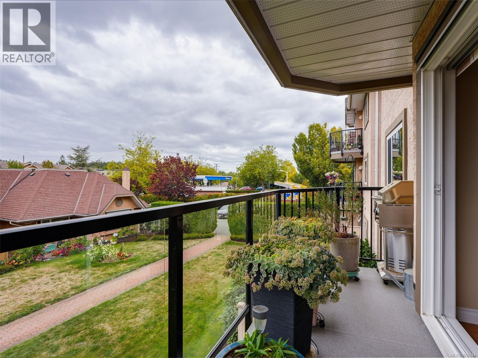 #202 7070 West Saanich Rd - 17