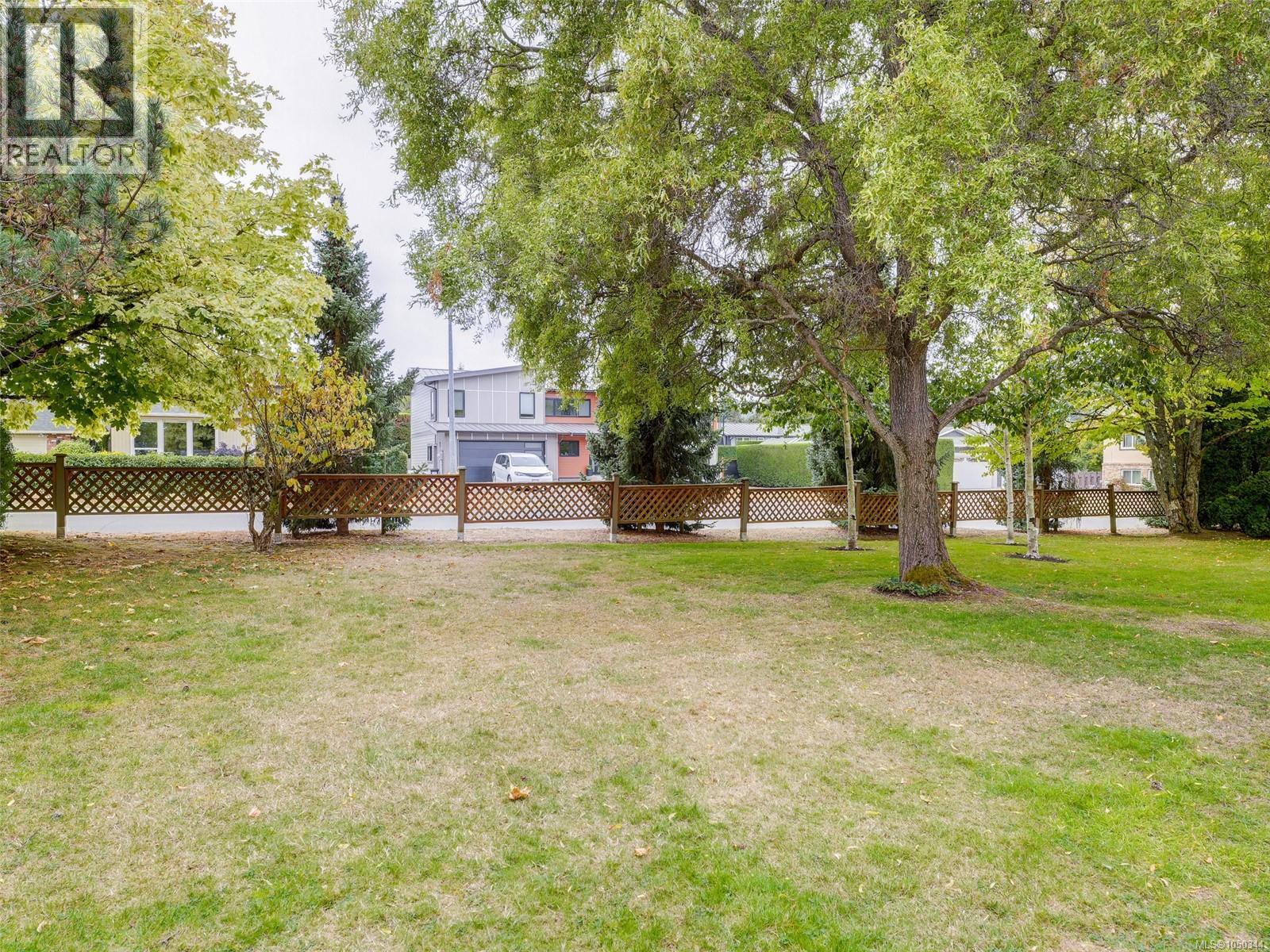 #202 7070 West Saanich Rd - 22