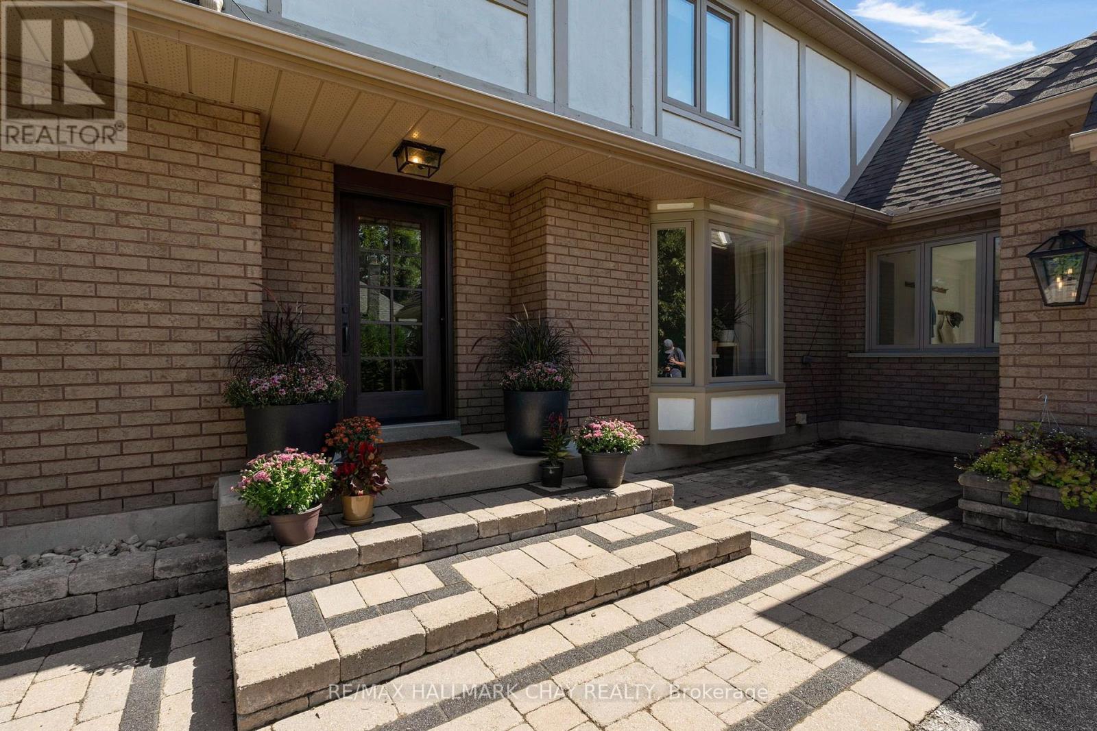 9 Howard Drive, Oro-Medonte, Ontario, L0L2E0, Oro-Medonte, Ontario — photo 4 of 5