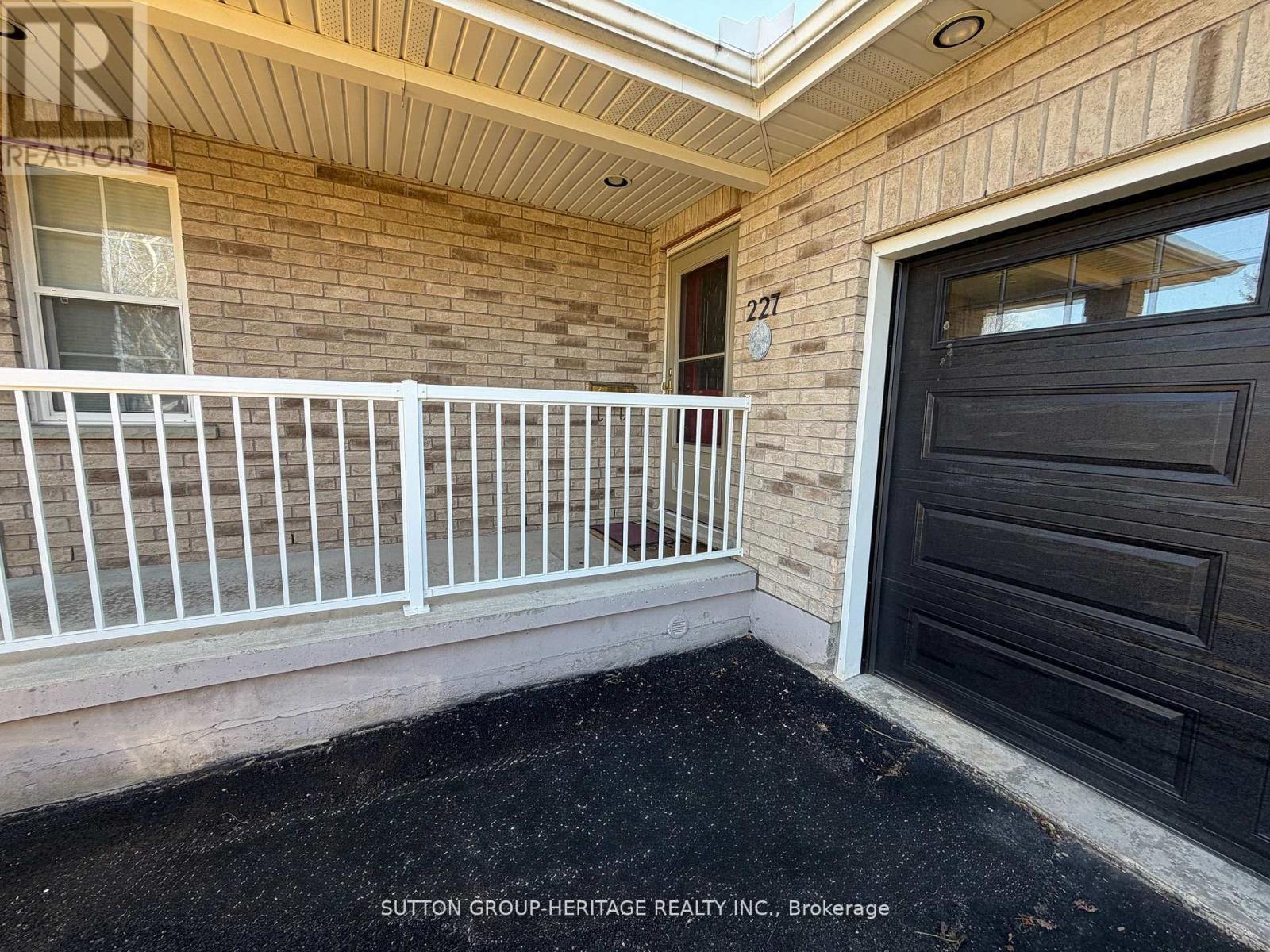 227 VICTORIA AVENUE N - 40