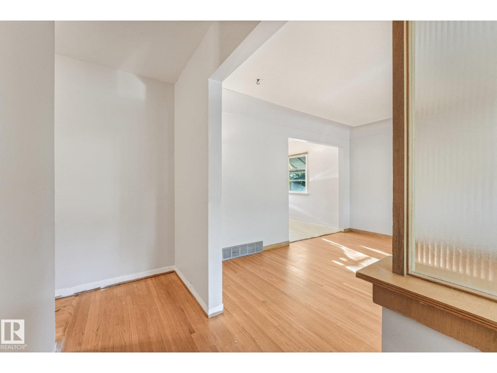 11507 135 ST NW - 4