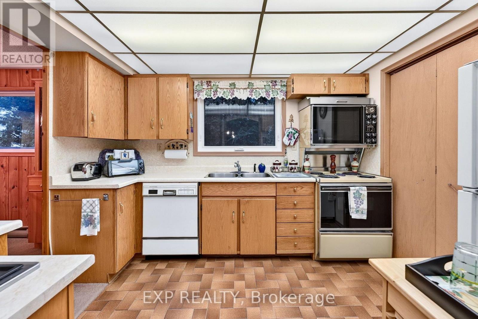 88 IRVING DRIVE - 13