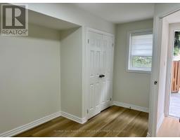 31 Shining Star Crescent, Toronto, ON M6M5L6 Photo 12