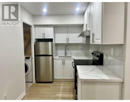 31 Shining Star Crescent, Toronto, ON M6M5L6 Photo 8