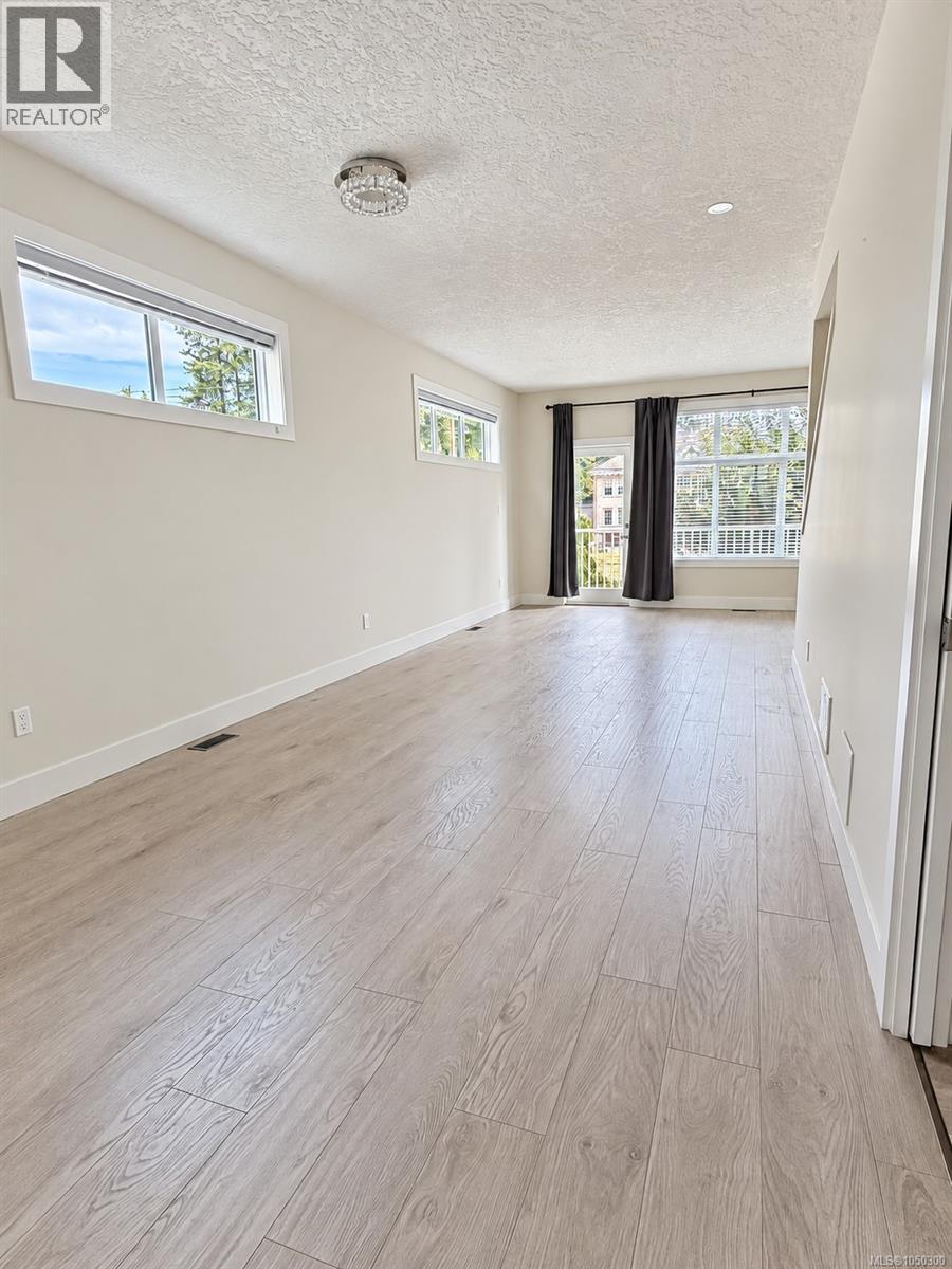 #12 1027 College St - 6