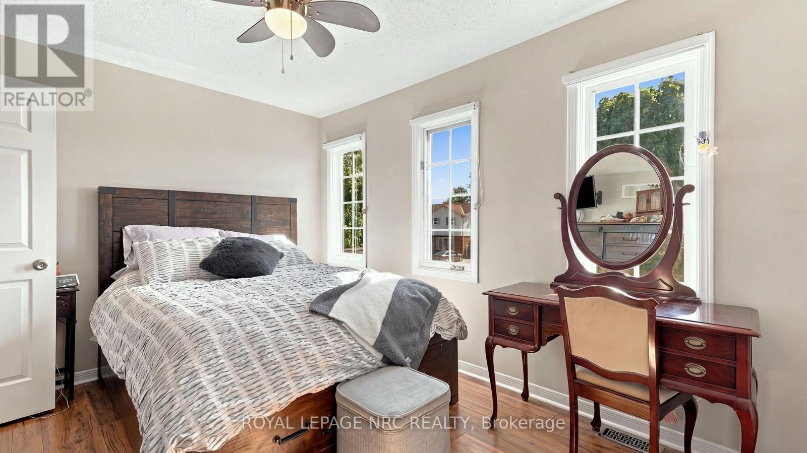 32 POPLAR CRESCENT - 24