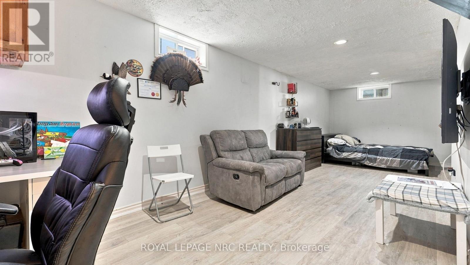32 POPLAR CRESCENT - 35