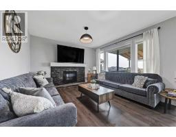 Kitchen - 268 Rainbow Falls Way, Chestermere, AB T1X0T1 Photo 16