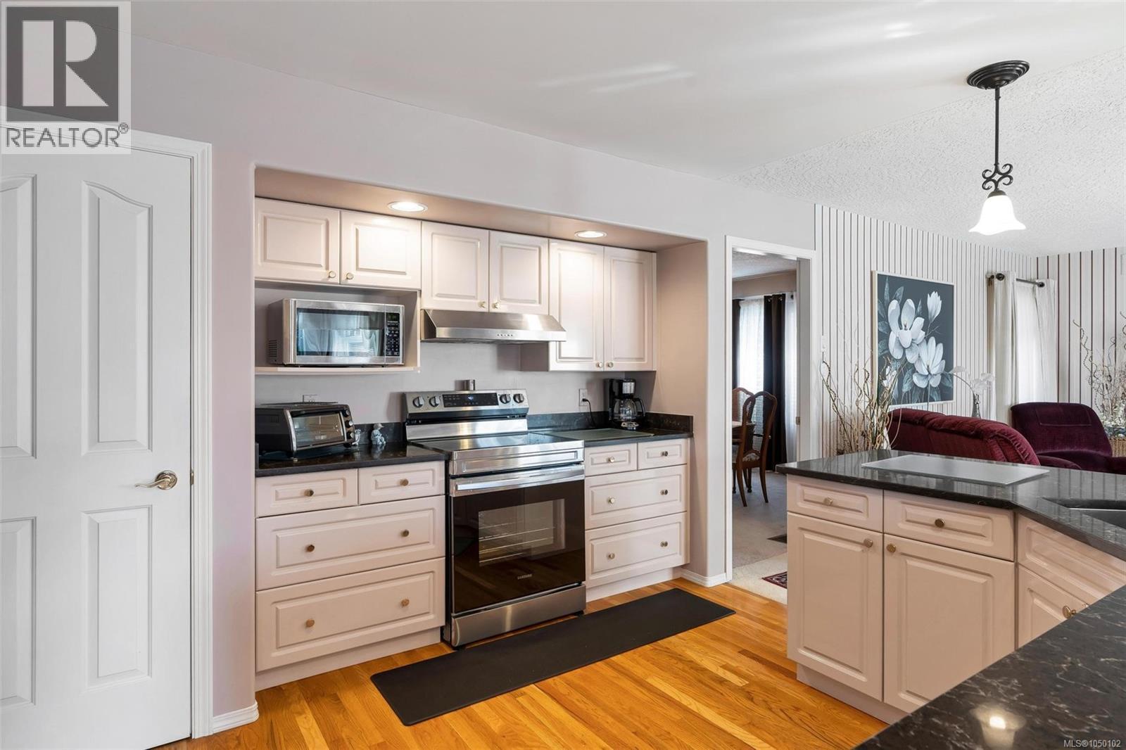  887 Kentwood Lane, Saanich