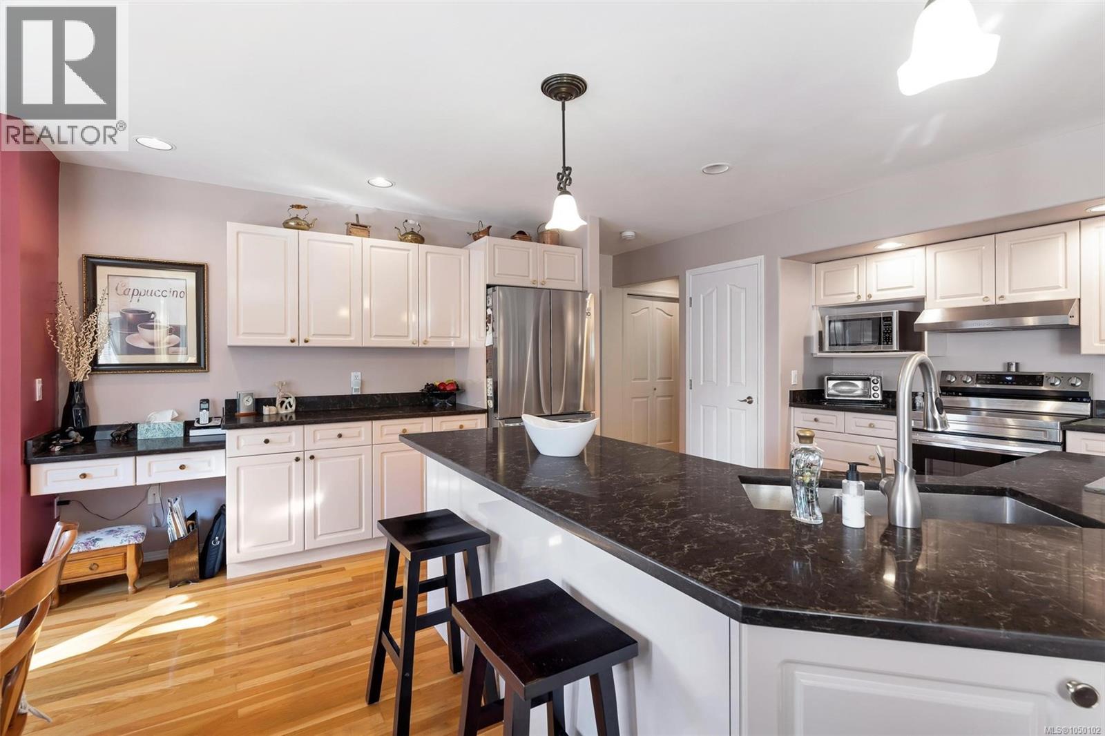  887 Kentwood Lane, Saanich