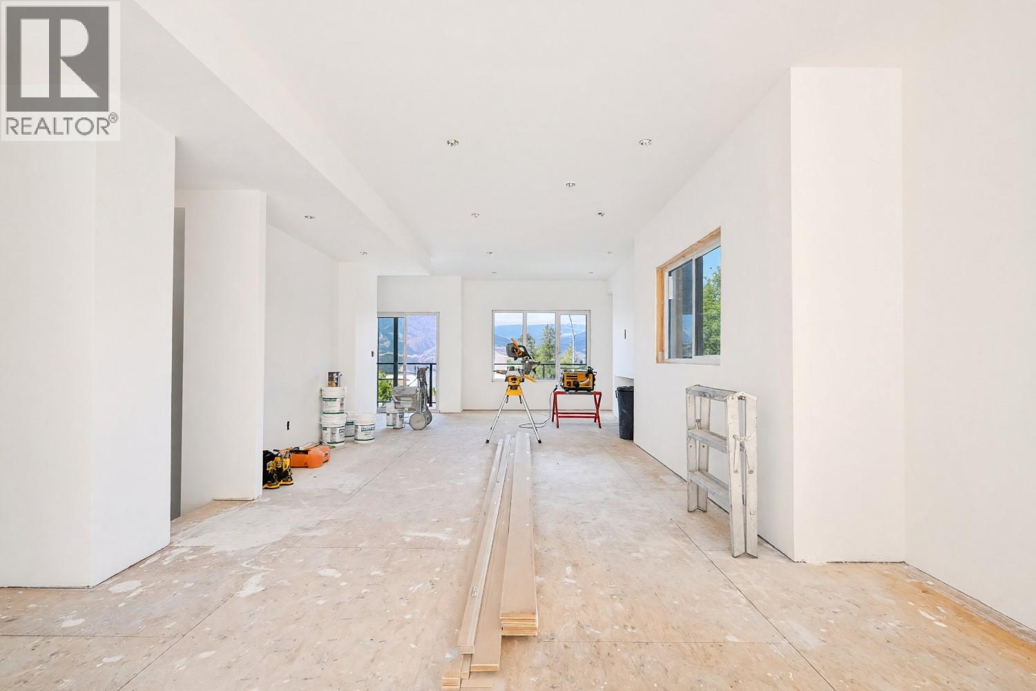 #101 2830 EVERGREEN Drive - 12