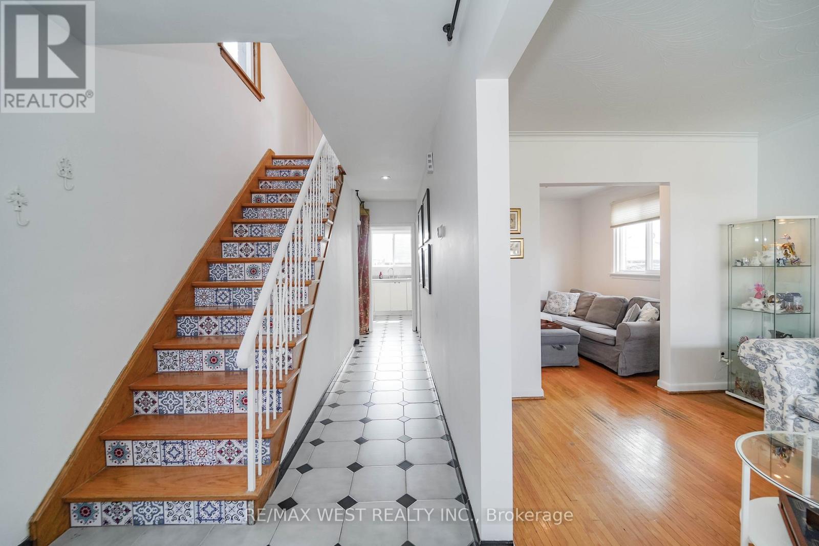 11 HELEN AVENUE, Toronto (Keelesdale-Eglinton West) — photo 2