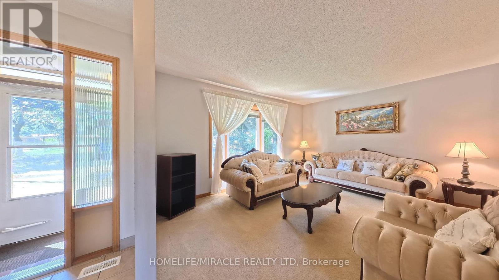 56 SCENIC WOOD CRESCENT — photo 2