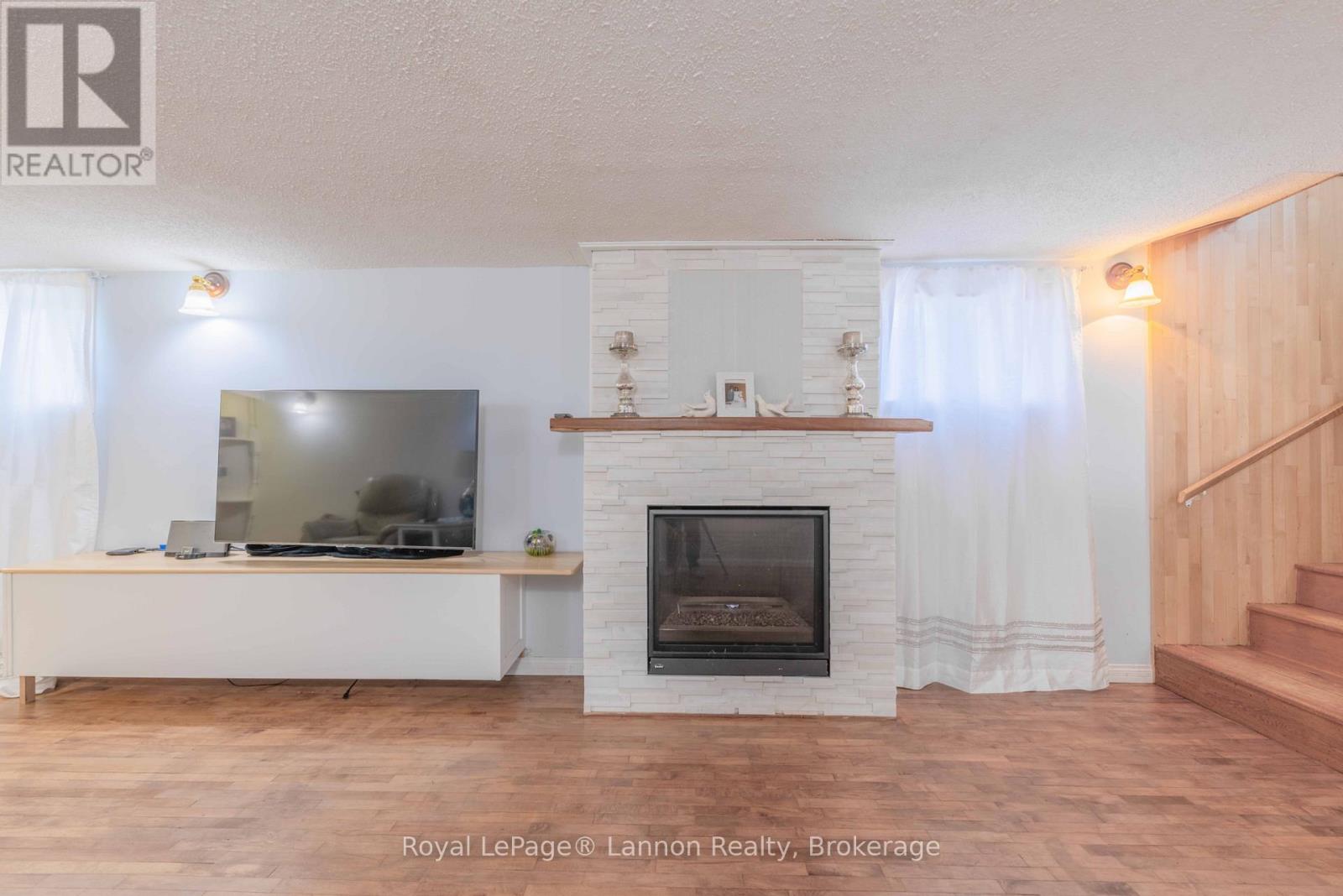 2029 WALSH STREET N - Image 30
