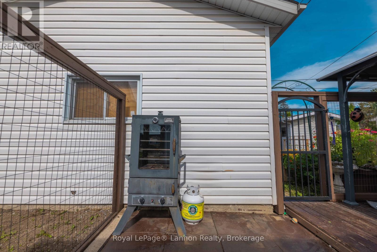2029 WALSH STREET N - Image 6