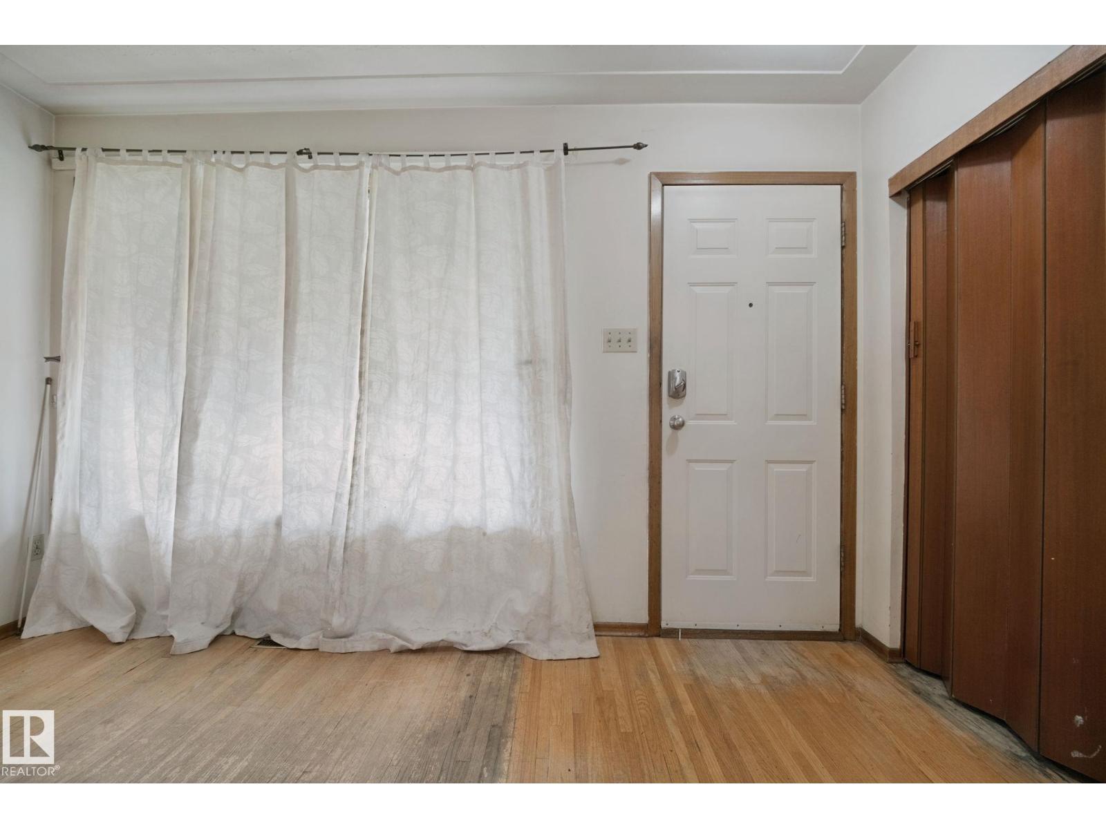 11705 81 ST NW, Edmonton, Alberta, T5B2S3, Edmonton, Alberta — photo 4 of 5