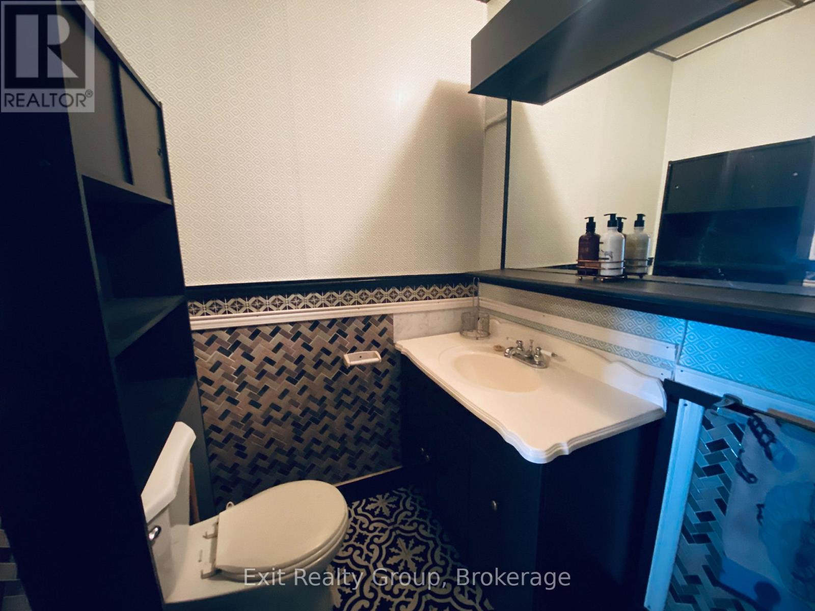 33 GLASTONBURY ROAD - 27