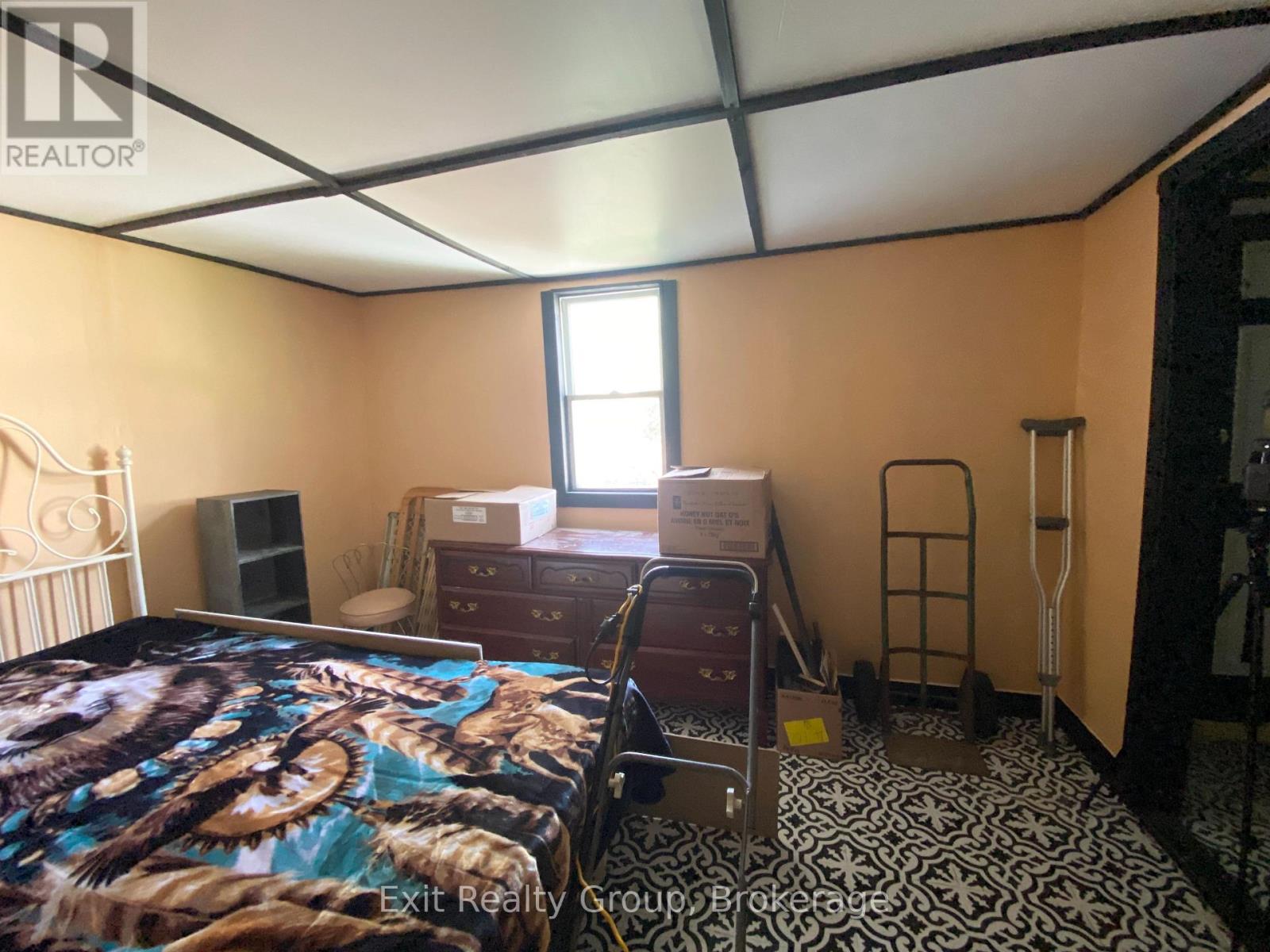 33 GLASTONBURY ROAD - 32
