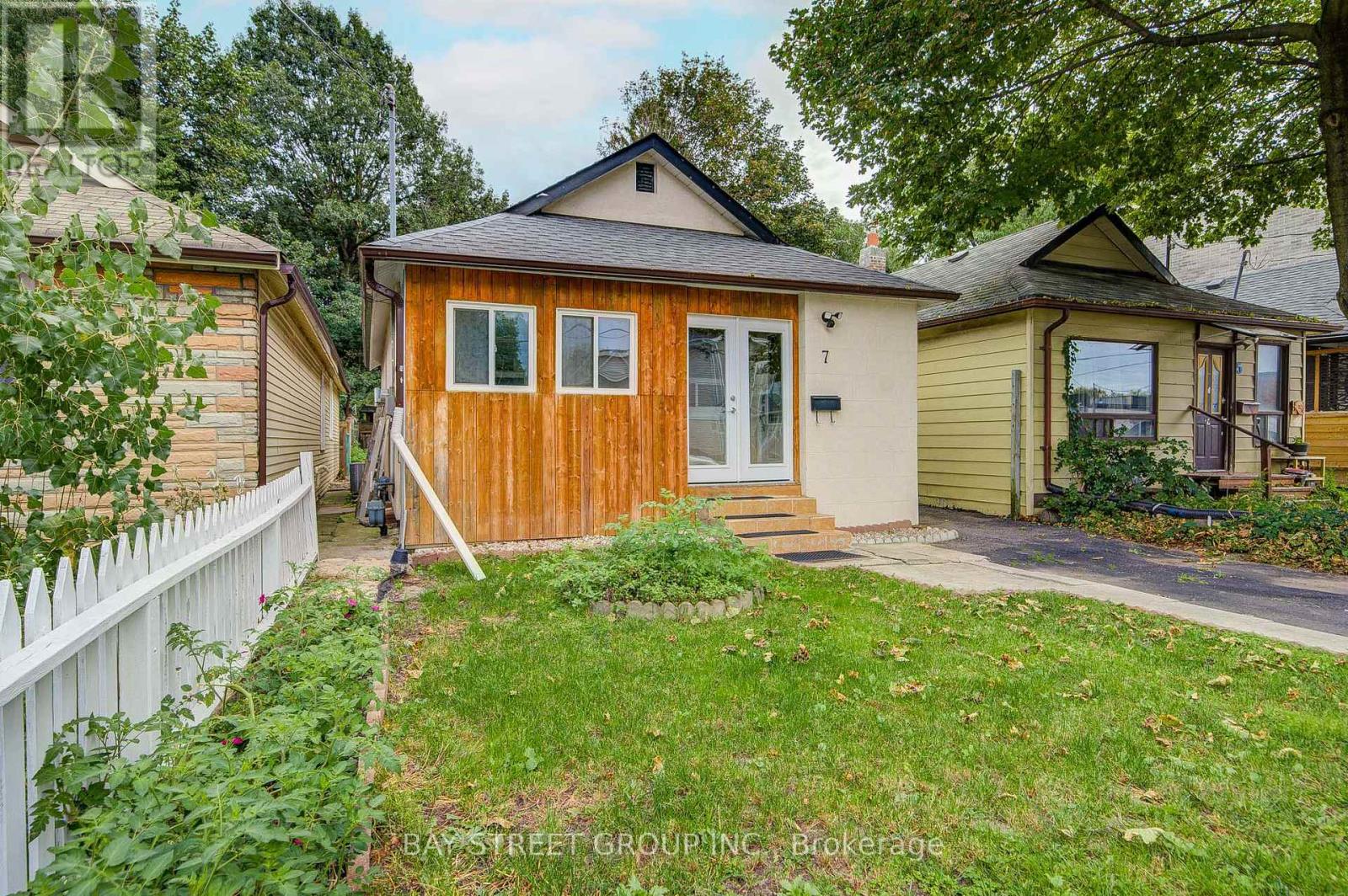 7 EMMOTT AVENUE - 3
