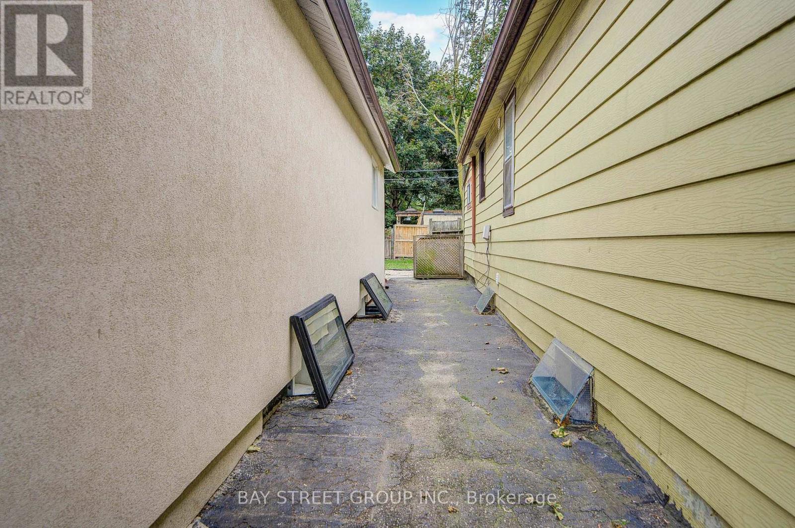 7 EMMOTT AVENUE - 46