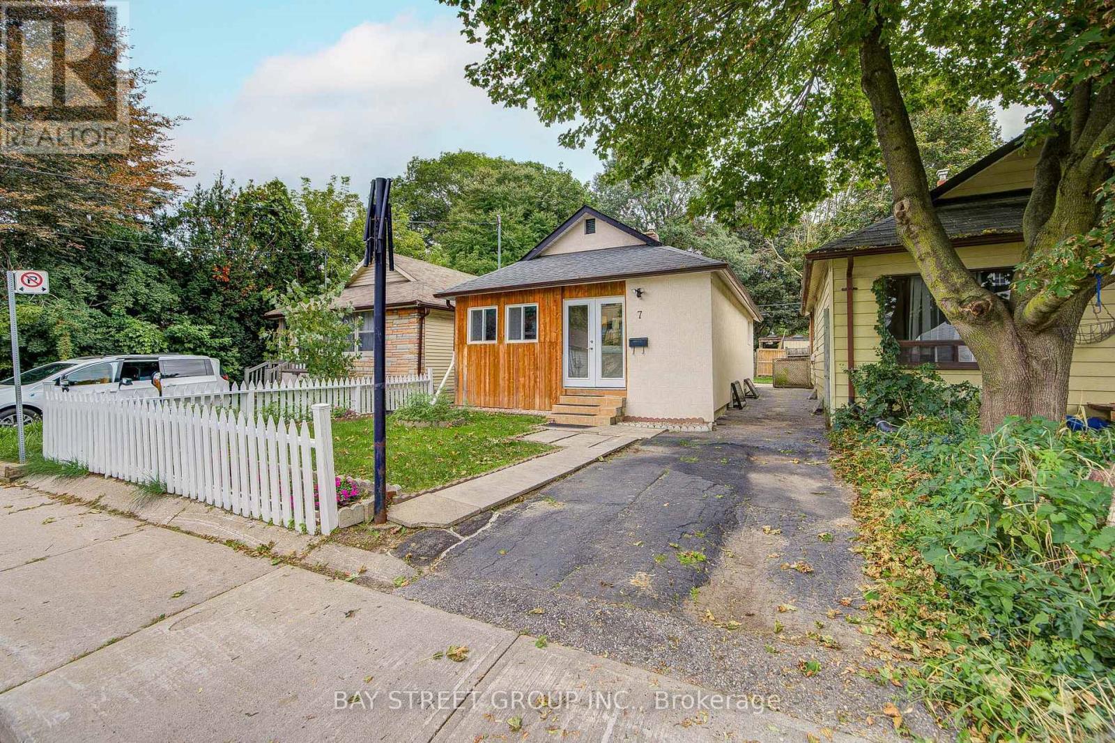7 EMMOTT AVENUE - 50