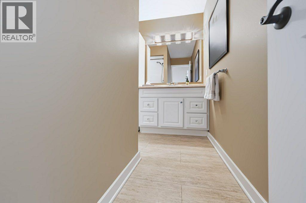 Main floor 4pce bathroom