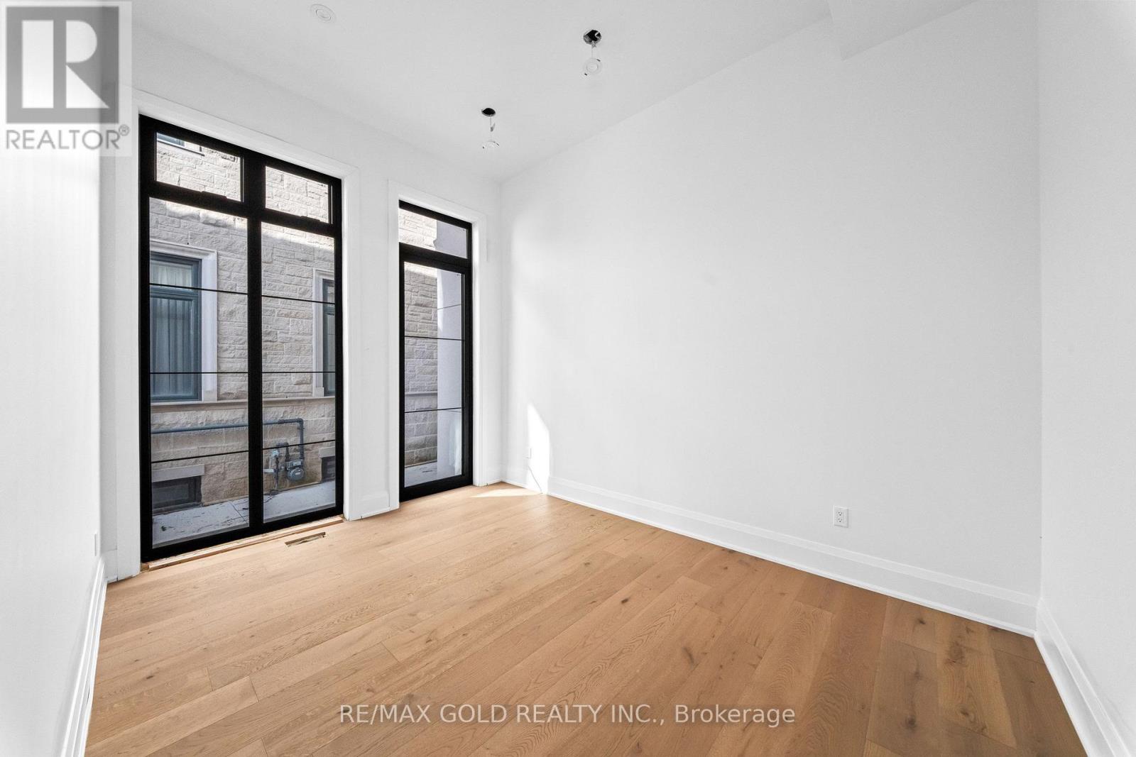 15 MCKENZIE STREET - 16