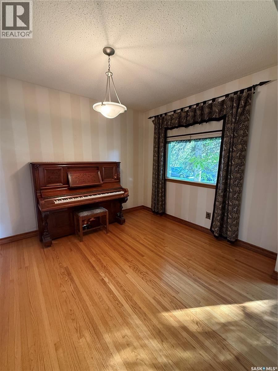 1204 EWART AVENUE - 8