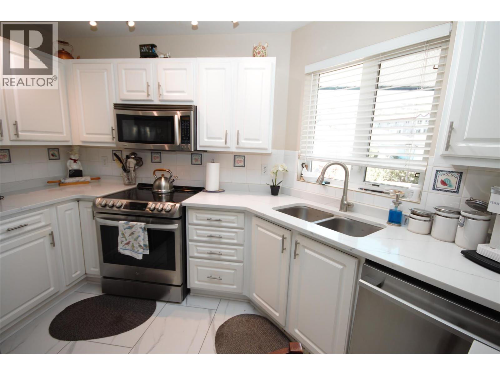 6446 MEADOWS Drive Unit# 14, Oliver
