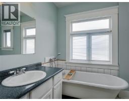 Porch - 1956 Ashgrove St, Victoria, BC V8R4N7 Photo 11