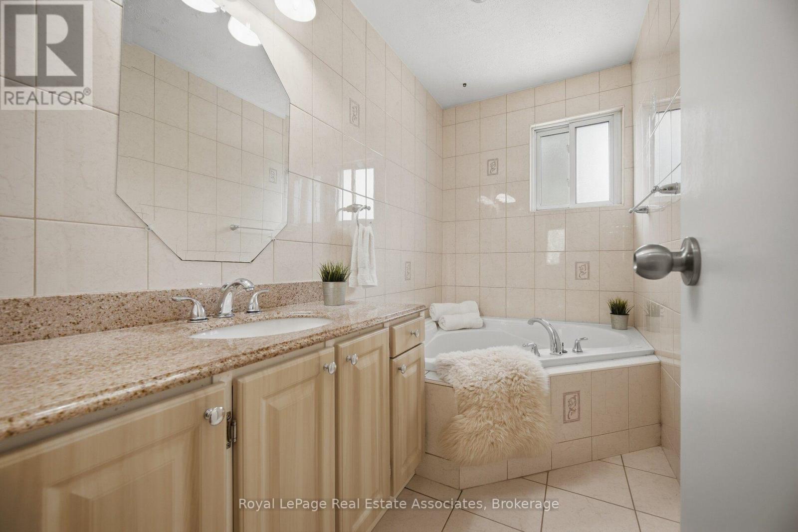 2452 YARMOUTH CRESCENT - 20