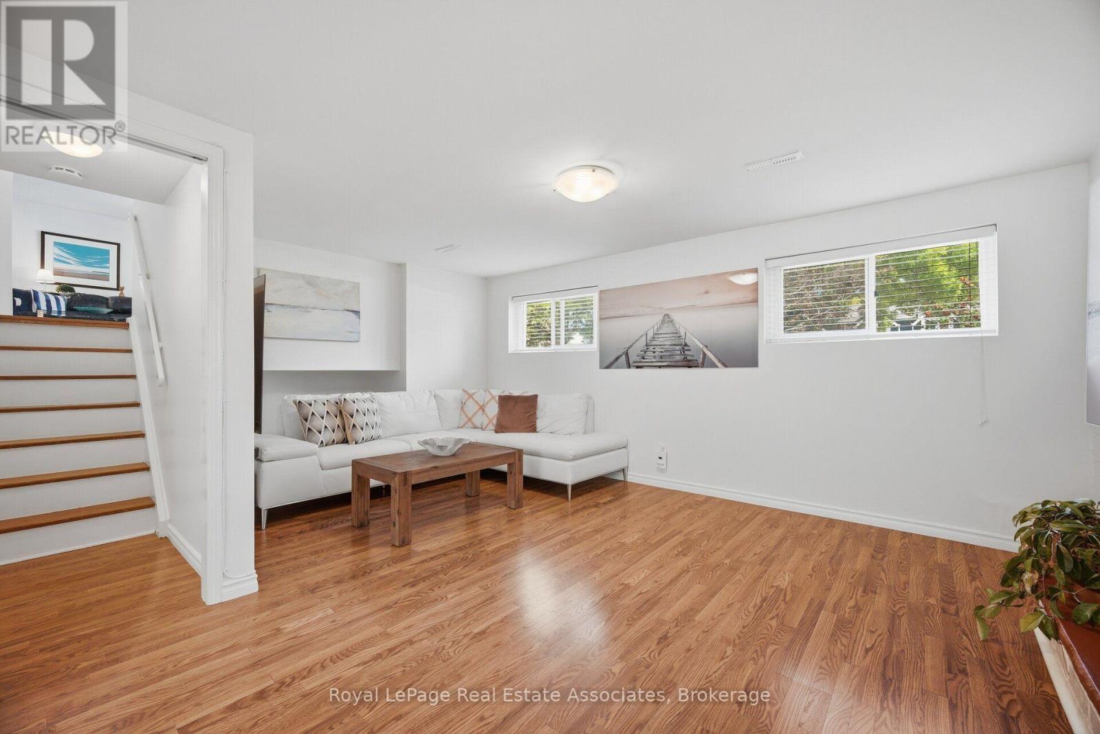 2452 YARMOUTH CRESCENT - 21