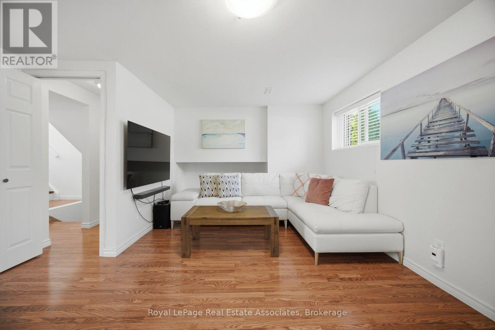 2452 YARMOUTH CRESCENT - 22