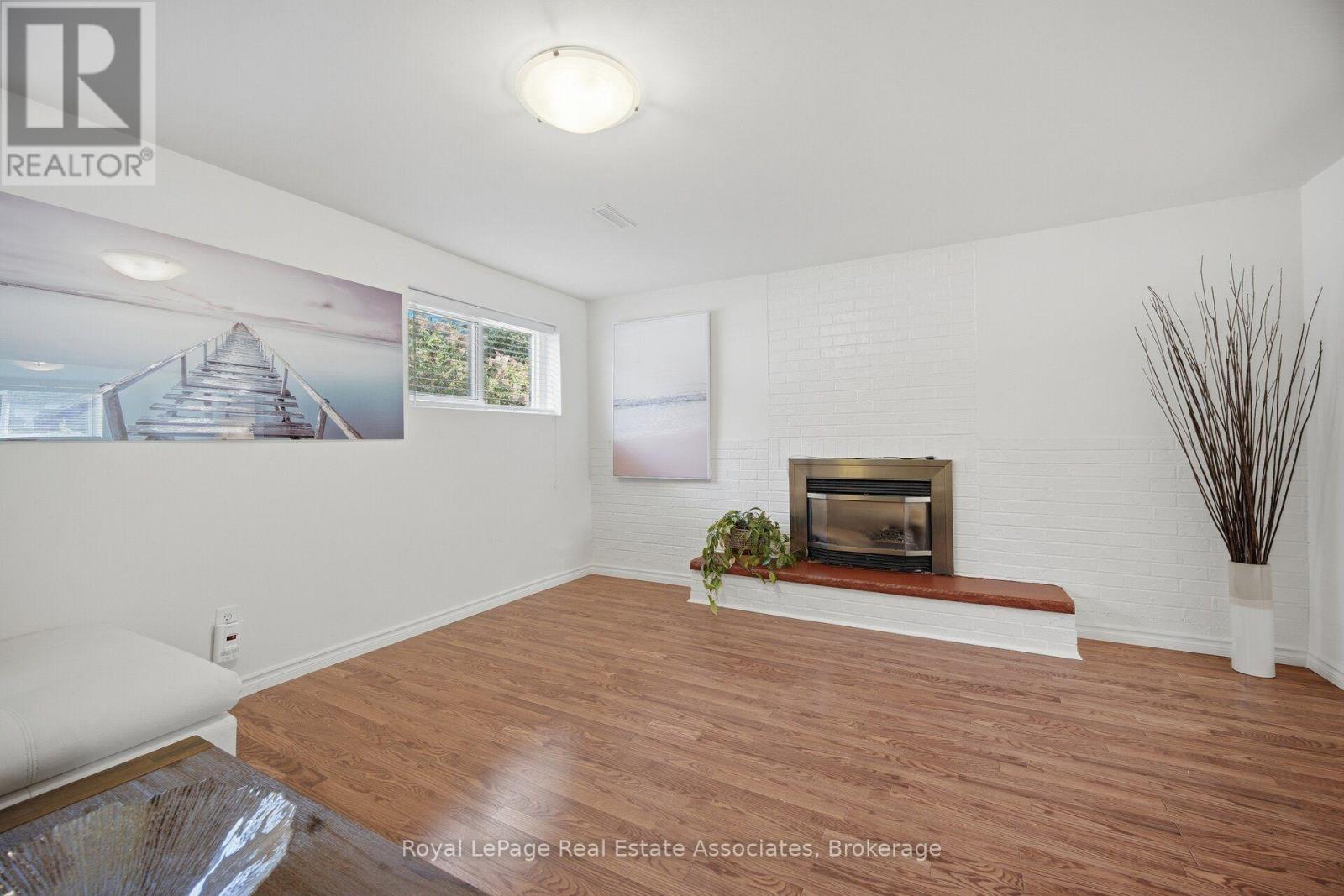 2452 YARMOUTH CRESCENT - 23