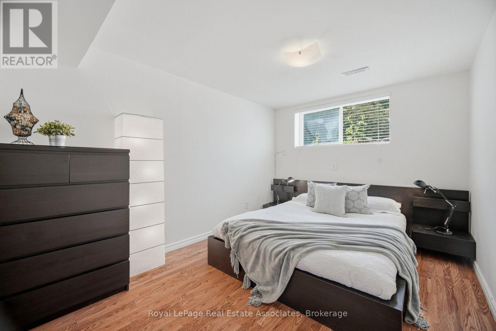 2452 YARMOUTH CRESCENT - 26
