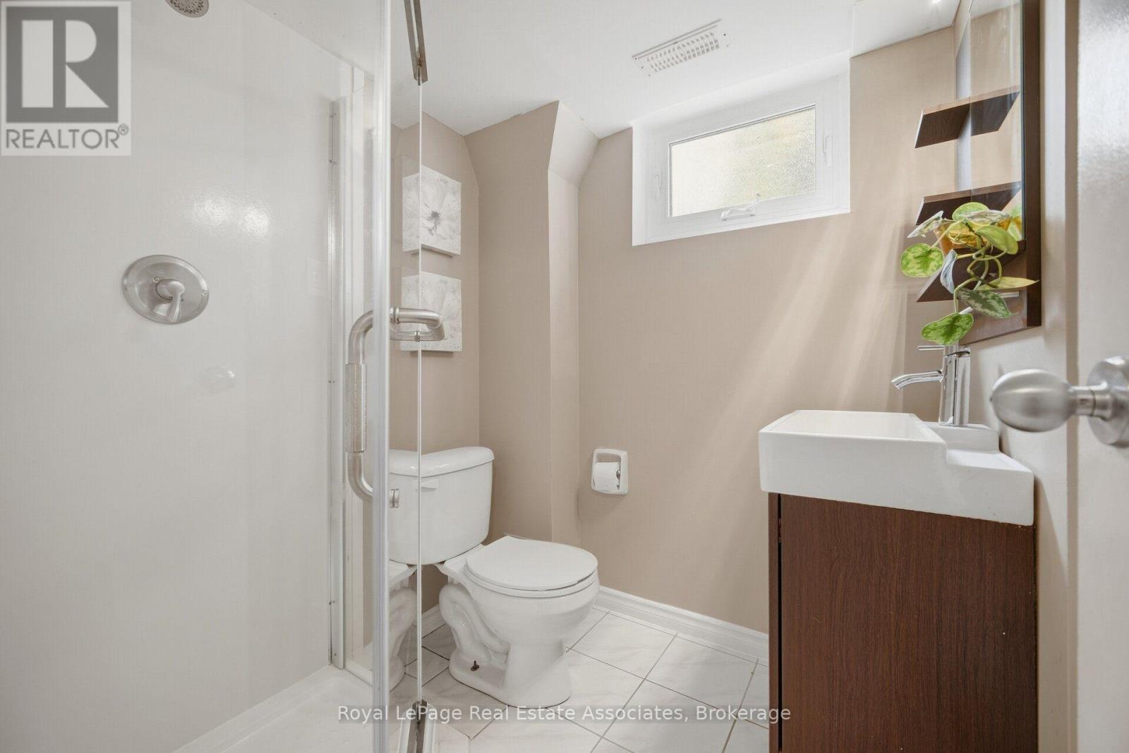 2452 YARMOUTH CRESCENT - 27