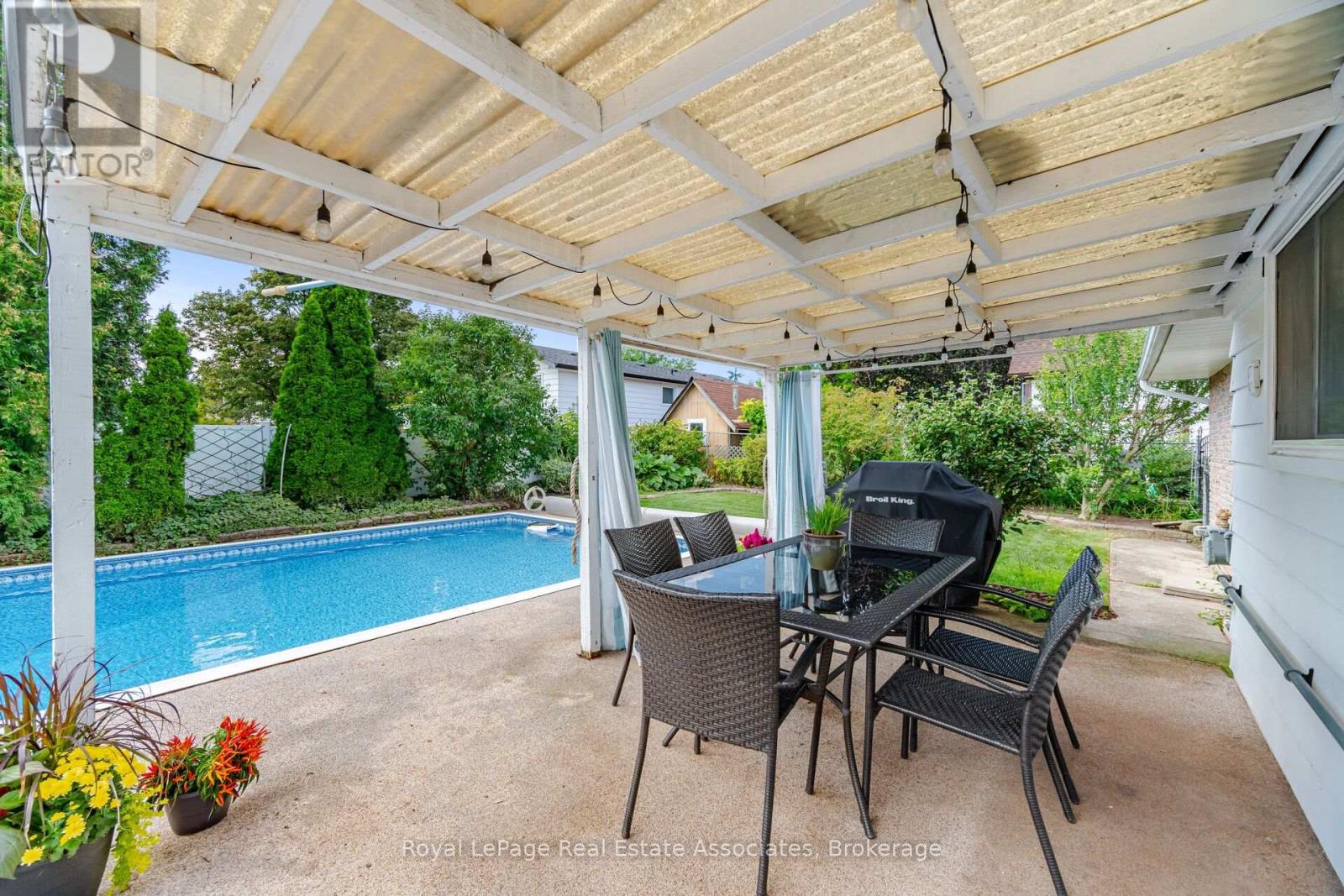 2452 YARMOUTH CRESCENT - 28
