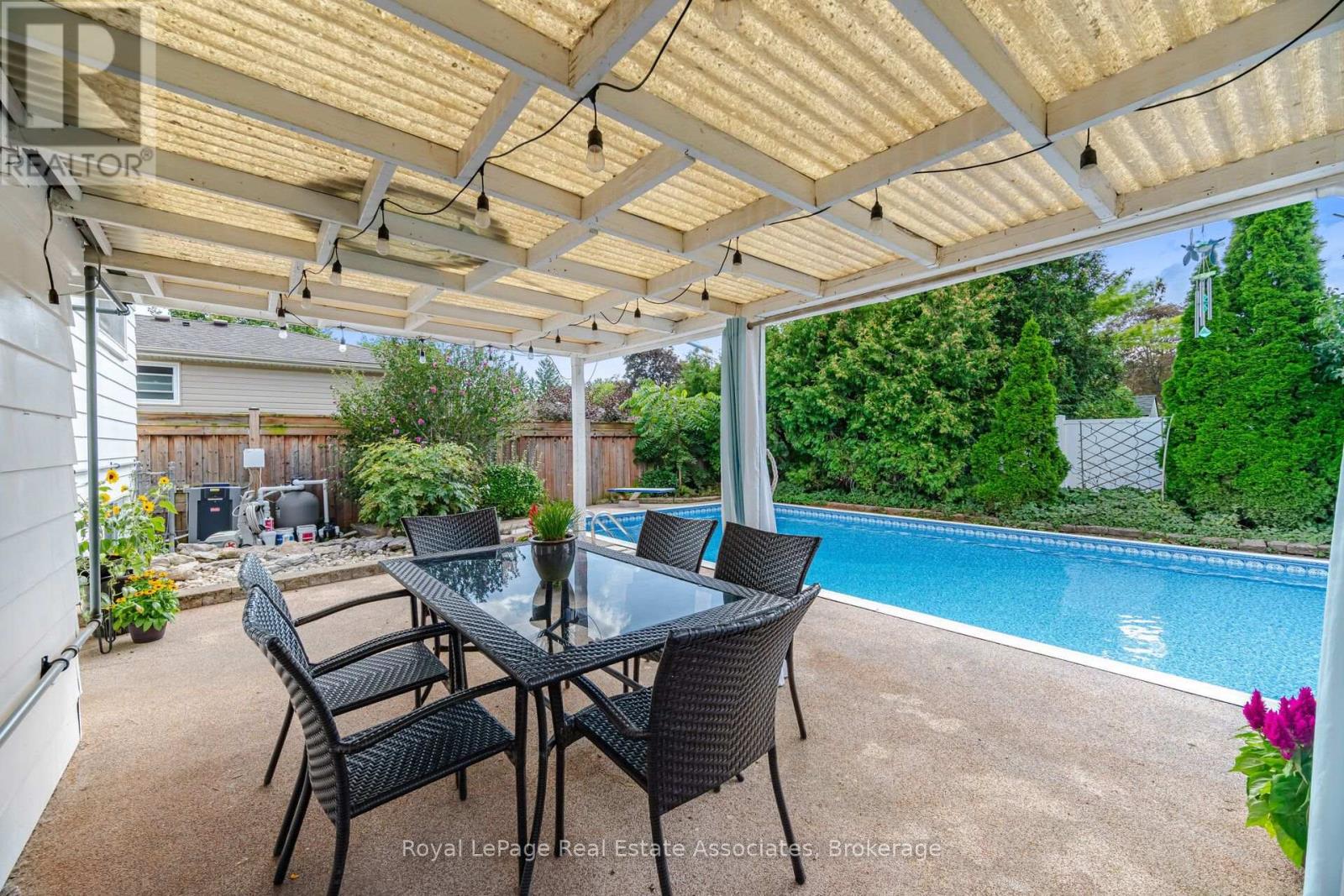 2452 YARMOUTH CRESCENT - 29