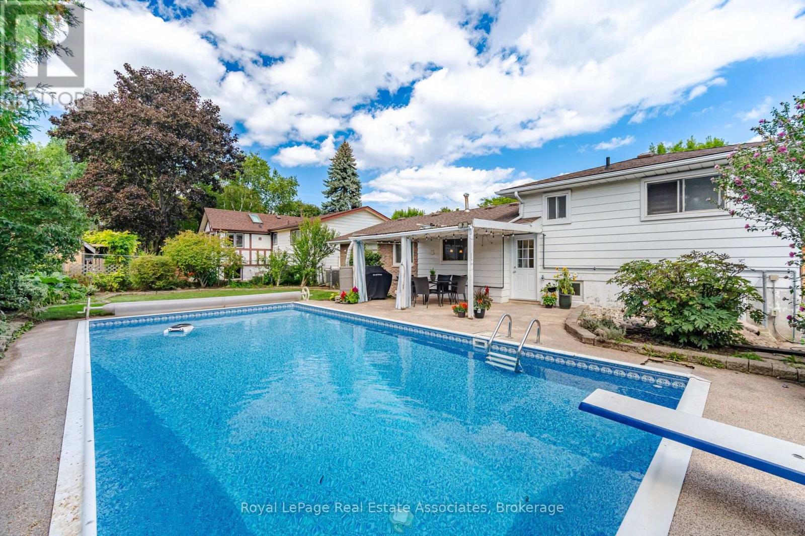 2452 YARMOUTH CRESCENT - 32