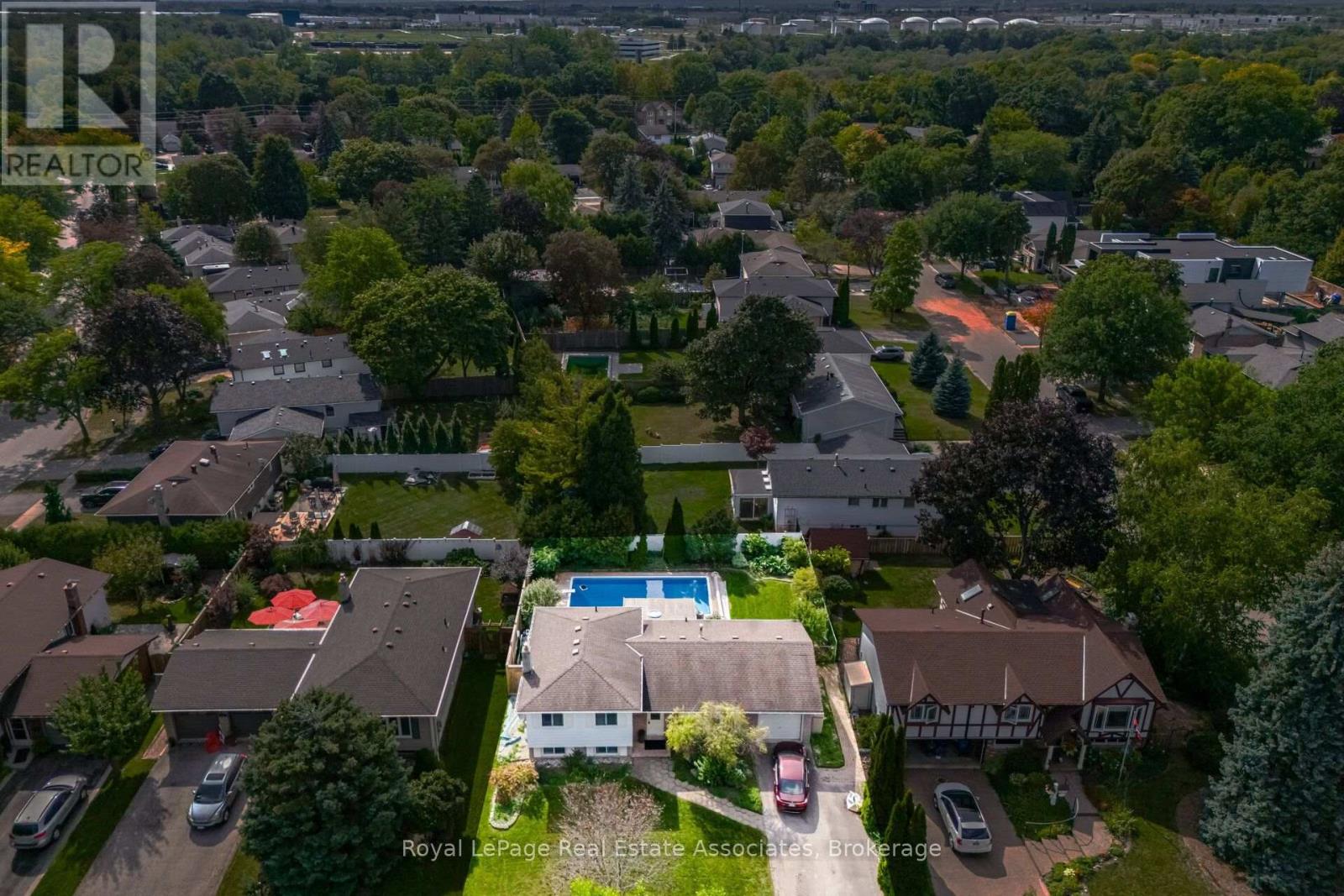 2452 YARMOUTH CRESCENT - 33
