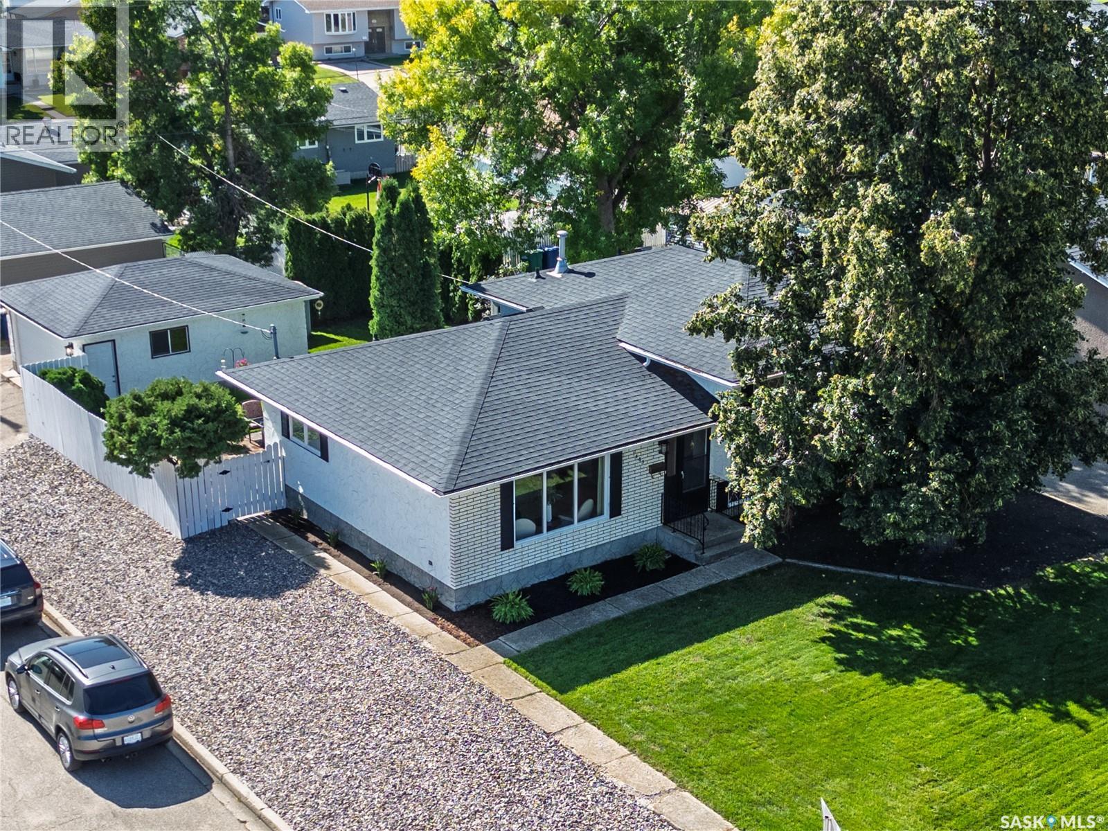 1403 Hochelaga STREET W, Moose Jaw — photo 2