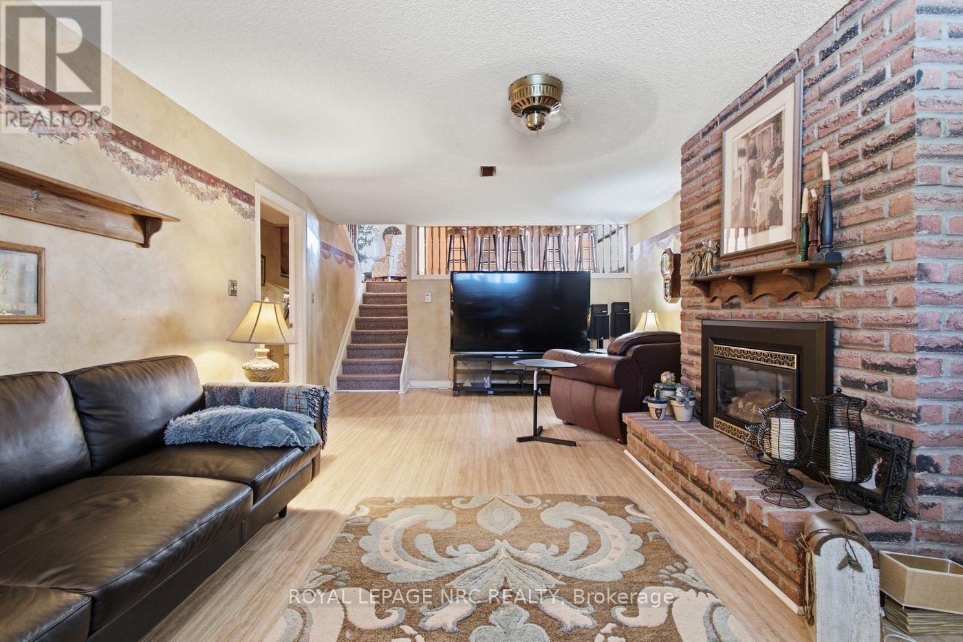 92 LARCHWOOD CIRCLE - 31